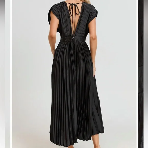 Showpo Black Pleated Midi Dress - Picture 3 of 3